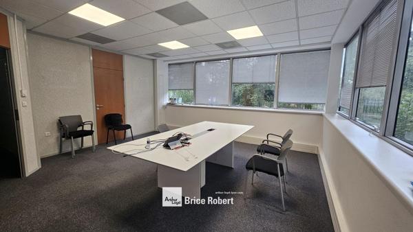 Bureaux à louer en rez de chaussée à Saint Priest dans parc d activités reconnu