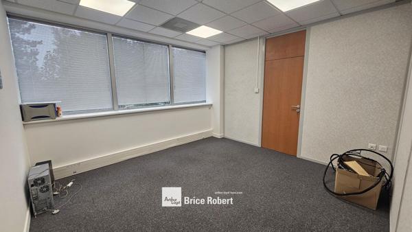 Bureaux à louer en rez de chaussée à Saint Priest dans parc d activités reconnu