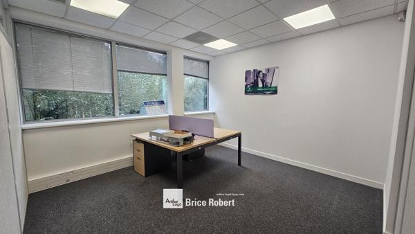 Bureaux à louer en rez de chaussée à Saint Priest dans parc d activités reconnu