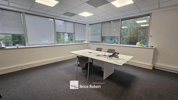 Bureaux à louer en rez de chaussée à Saint Priest dans parc d activités reconnu