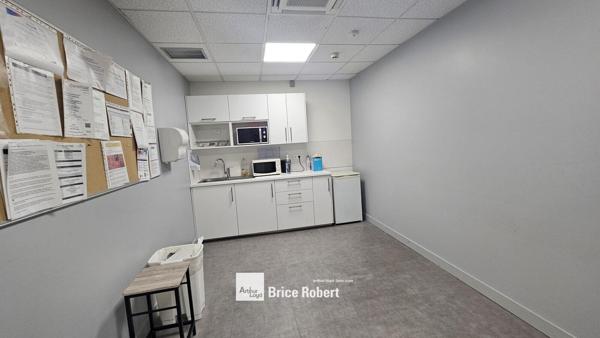 Bureaux à louer en rez de chaussée à Saint Priest dans parc d activités reconnu