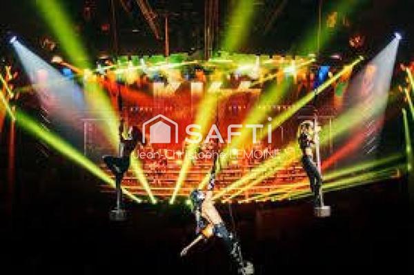 Discothèque plus de 700 m2, 2 salles,bars,terrasse,palmiers.