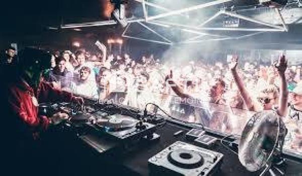 Discothèque plus de 700 m2, 2 salles,bars,terrasse,palmiers.