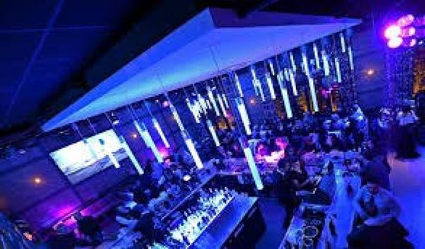 Discothèque plus de 700 m2, 2 salles,bars,terrasse,palmiers.