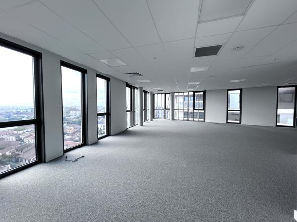 Bureaux neufs à louer à Bordeaux Euratlantique avec parking