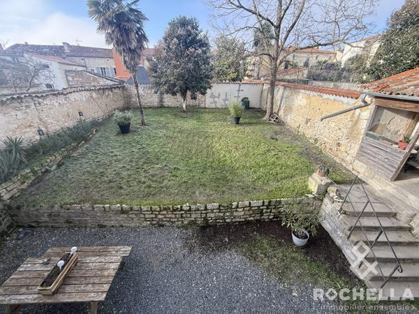 CENTRE VILLE ST JEAN D'ANGELY AVEC JARDIN ET GARAGE