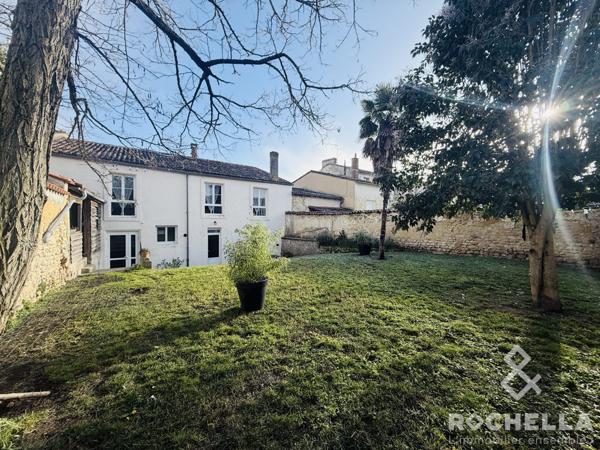 CENTRE VILLE ST JEAN D'ANGELY AVEC JARDIN ET GARAGE