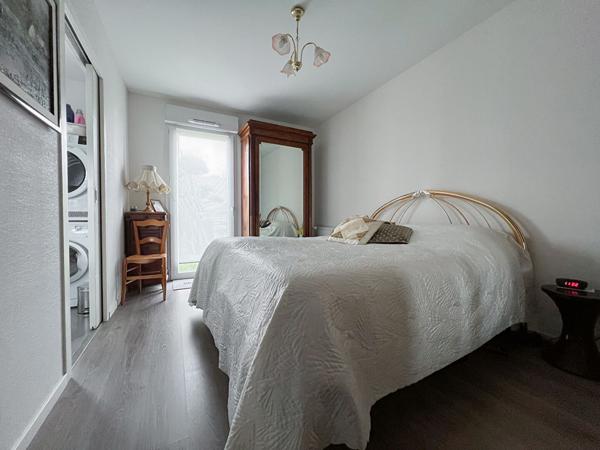 Aux pieds de l'arrêt de tramway Terra Botanica, à seulement 20 minutes de tramway du Boulevard Foch arrêt Foch maison bleue, appartement type 5, dernier étage, résidence moderne et récente, ascenseur, terrasse de plus de 110m², garage double en sous-sol,