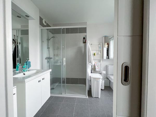 Aux pieds de l'arrêt de tramway Terra Botanica, à seulement 20 minutes de tramway du Boulevard Foch arrêt Foch maison bleue, appartement type 5, dernier étage, résidence moderne et récente, ascenseur, terrasse de plus de 110m², garage double en sous-sol,