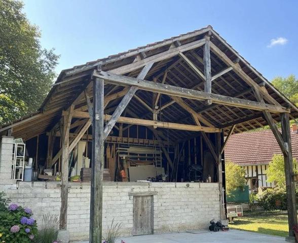 Grange avec espace fermé et zone de stockage