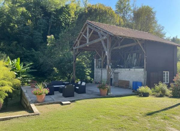 Grange avec espace fermé et zone de stockage