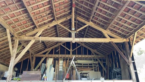 Grange avec espace fermé et zone de stockage