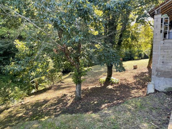 Grange avec espace fermé et zone de stockage