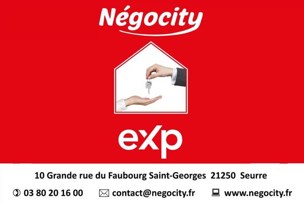 Grange avec espace fermé et zone de stockage