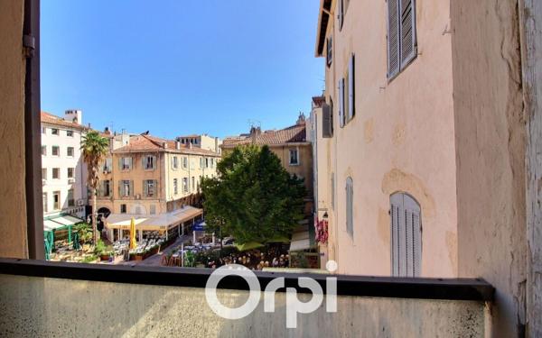 Appartement à vendre    3 pièces • 100 m2 Marseille 1