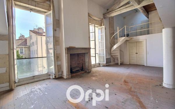 Appartement à vendre    3 pièces • 100 m2 Marseille 1
