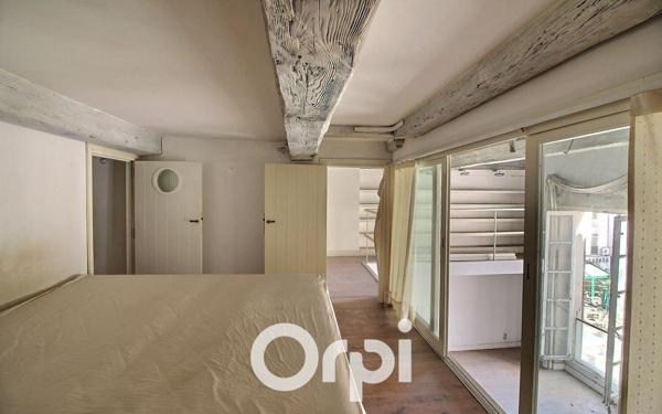 Appartement à vendre    3 pièces • 100 m2 Marseille 1