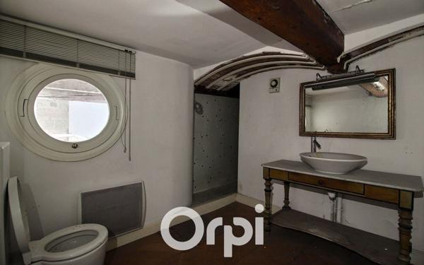 Appartement à vendre    3 pièces • 100 m2 Marseille 1