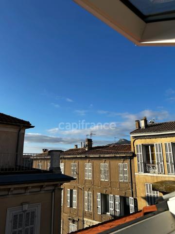 Joli T3 entièrement rénové au cœur du village de Roquevaire