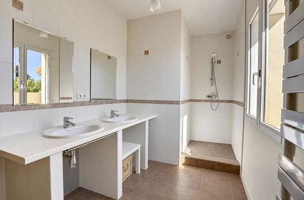 Sathonay-Village maison de 248m², sur 1007m², proche centre village