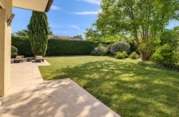 Sathonay-Village maison de 248m², sur 1007m², proche centre village