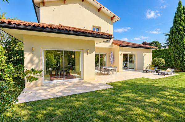 Sathonay-Village maison de 248m², sur 1007m², proche centre village