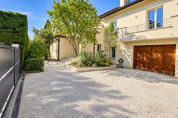 Sathonay-Village maison de 248m², sur 1007m², proche centre village