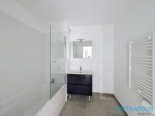 AGDE  : APPARTEMENT T3 -TERRASSE 11 m² – ASCENSEUR - PARKING