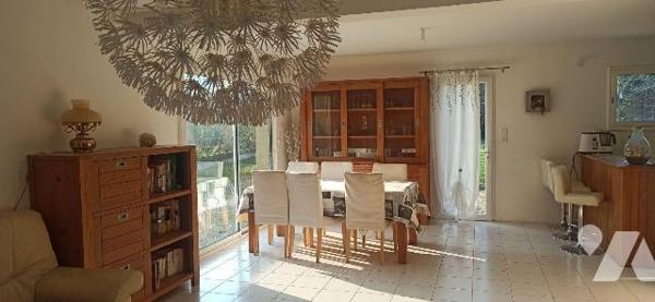 Maison d'habitation comprenant :
Au rez-de-chaussée : Entrée avec espace de rangement, séjour ...