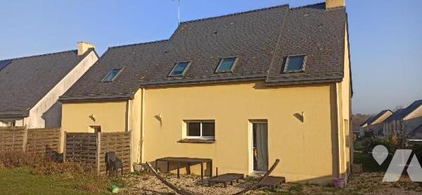 Maison d'habitation comprenant :
Au rez-de-chaussée : Entrée avec espace de rangement, séjour ...