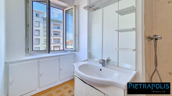 Lyon 8 - T3 de 63.81m² avec balcon au 4ème ét/7- ascenseur - Peintures 2026