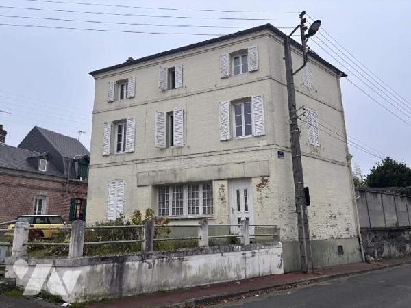 A VENDRE à ABBEVILLE, à proximité du Centre ville et de la piscine, une maison de caractère d'u...