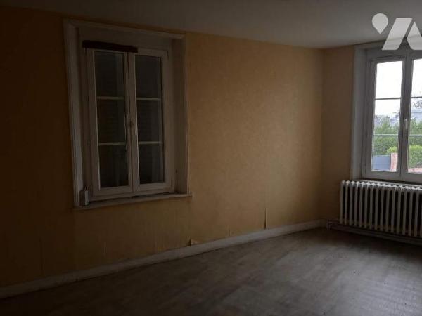 A VENDRE à ABBEVILLE, à proximité du Centre ville et de la piscine, une maison de caractère d'u...