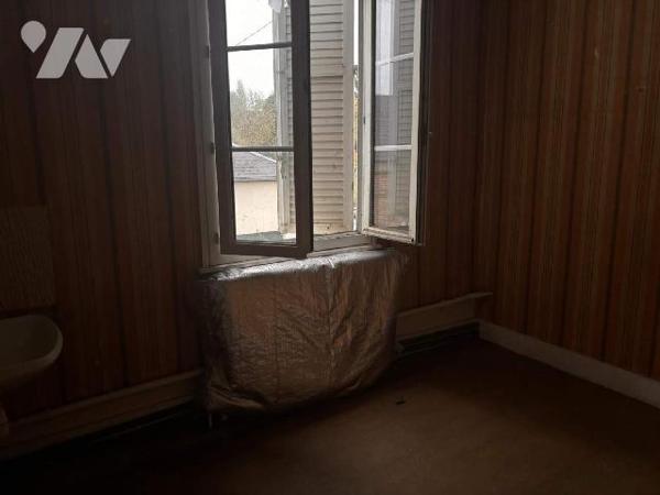 A VENDRE à ABBEVILLE, à proximité du Centre ville et de la piscine, une maison de caractère d'u...