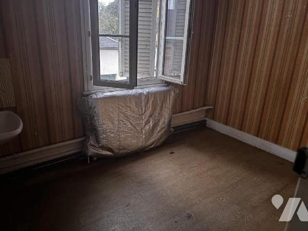 A VENDRE à ABBEVILLE, à proximité du Centre ville et de la piscine, une maison de caractère d'u...