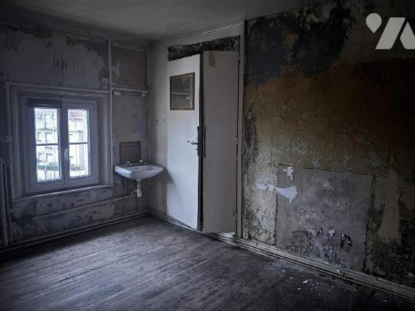 A VENDRE à ABBEVILLE, à proximité du Centre ville et de la piscine, une maison de caractère d'u...