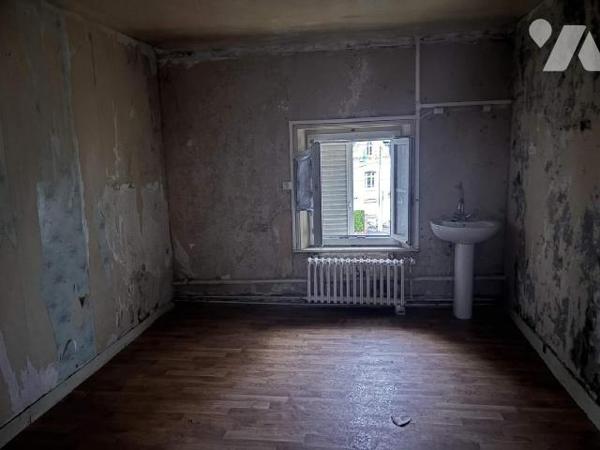A VENDRE à ABBEVILLE, à proximité du Centre ville et de la piscine, une maison de caractère d'u...