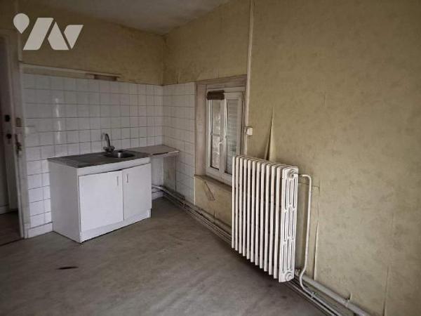 A VENDRE à ABBEVILLE, à proximité du Centre ville et de la piscine, une maison de caractère d'u...