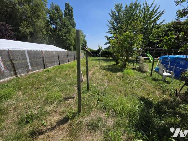 Ensemble immobilier avec un garage et jardin