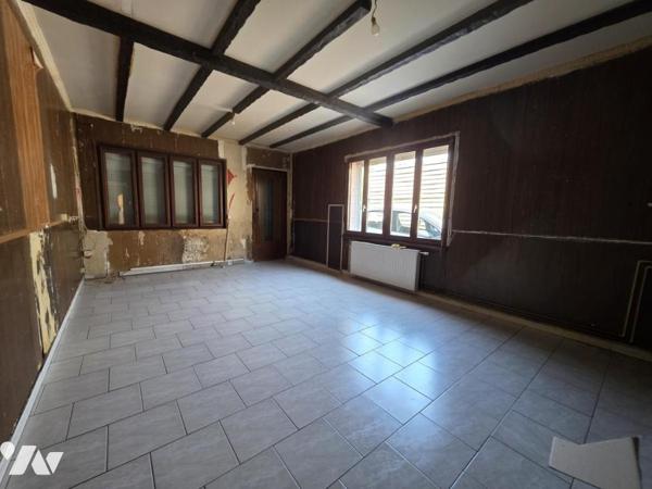 Ensemble immobilier avec un garage et jardin
