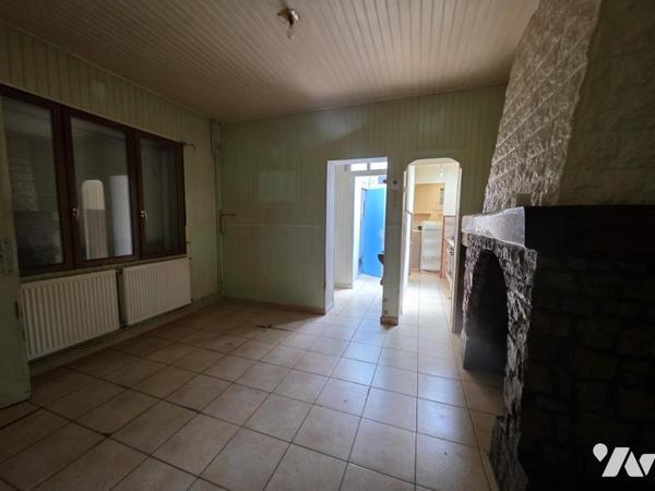 Ensemble immobilier avec un garage et jardin