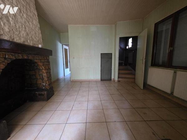 Ensemble immobilier avec un garage et jardin