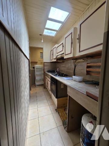Ensemble immobilier avec un garage et jardin