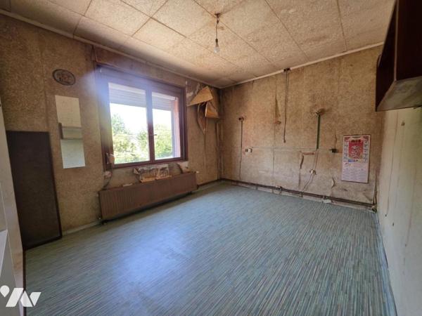 Ensemble immobilier avec un garage et jardin