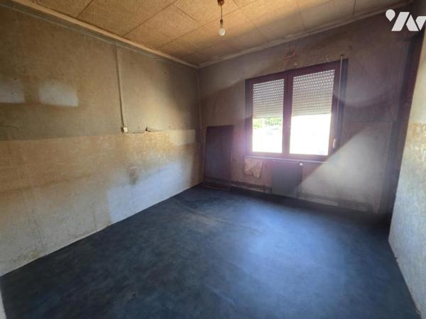 Ensemble immobilier avec un garage et jardin