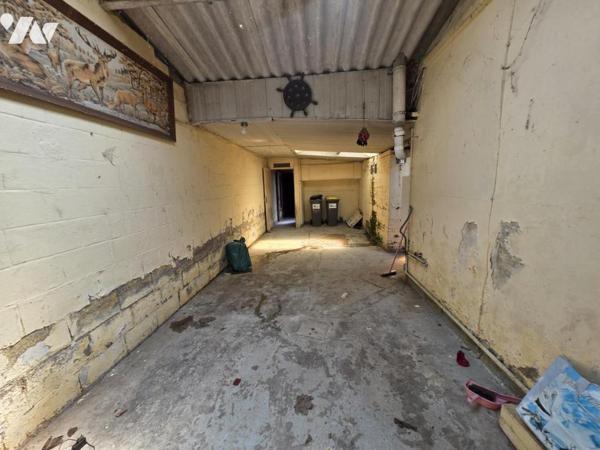 Ensemble immobilier avec un garage et jardin