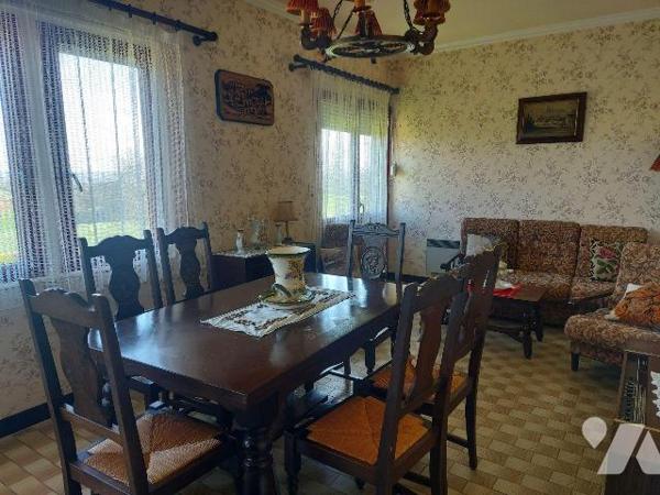 Maison avec dépendance au calme avec terrain d'une surface de 6370 m2. Elle comprend une pièce ...