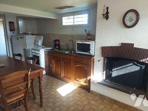 Maison avec dépendance au calme avec terrain d'une surface de 6370 m2. Elle comprend une pièce ...