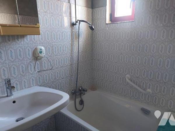 Maison avec dépendance au calme avec terrain d'une surface de 6370 m2. Elle comprend une pièce ...