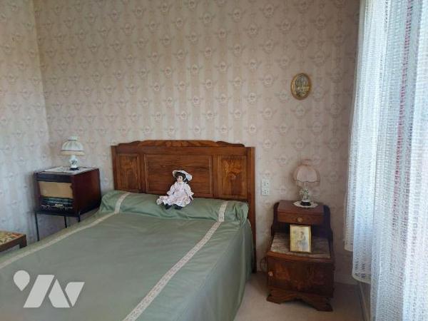 Maison avec dépendance au calme avec terrain d'une surface de 6370 m2. Elle comprend une pièce ...